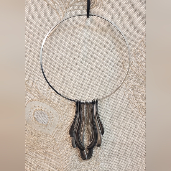 Jewelry - 💥3/$15 🎁FREE w/ purchase Elegant Silver Necklace choker two-tone color drops